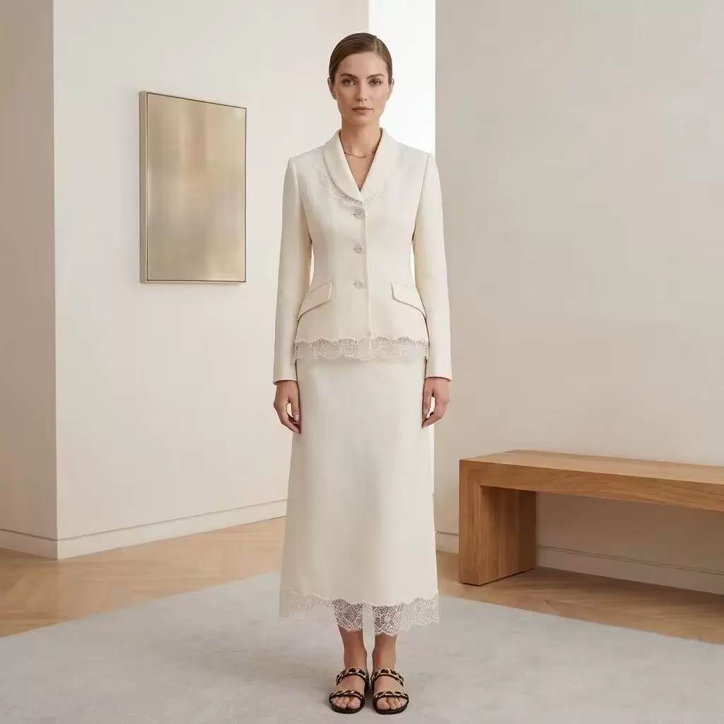 Embroidery In The Piece - 고급스러운 울-실크 혼방 소재의 스커트 정장,