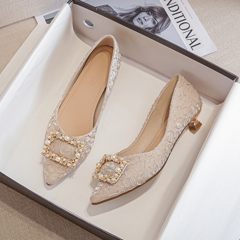 아이보리 텍스처드 새틴 포인티드 토 키튼 힐 펌프스,  - Embroidery Flat Shoes 리뷰 및 가격